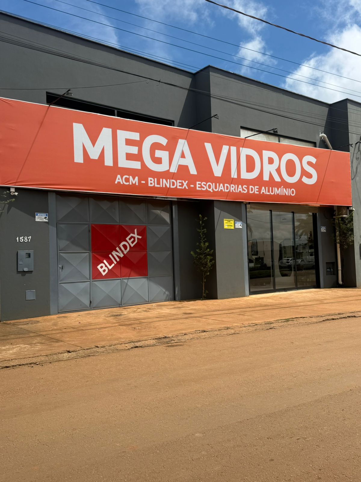 Fachada da loja Mega Esquadrias Premium LTDA em Luz - MG